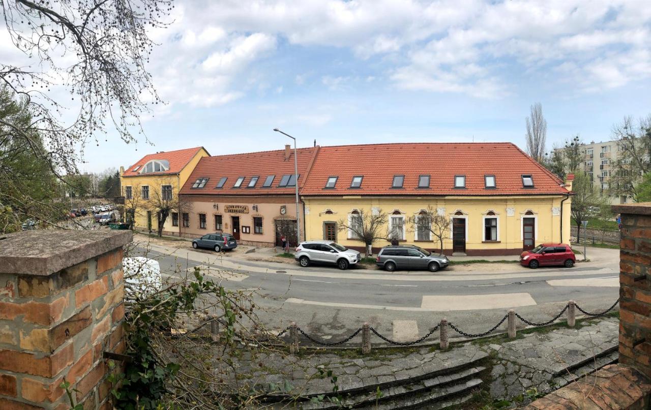 Varalja Vendeghaz Tata Zewnętrze zdjęcie