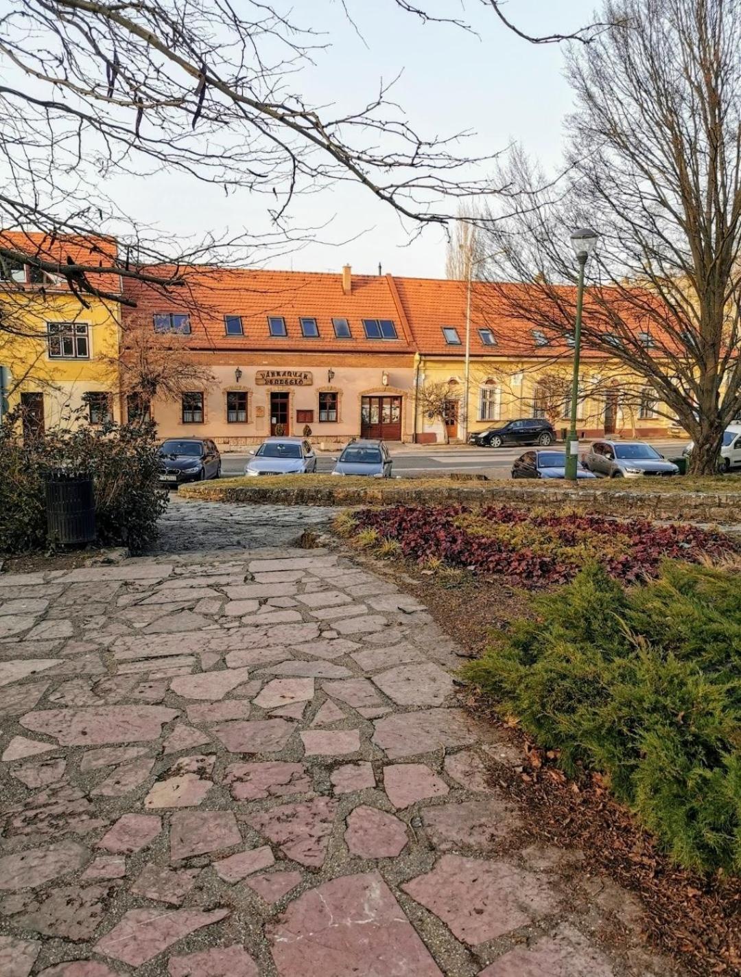 Varalja Vendeghaz Tata Zewnętrze zdjęcie