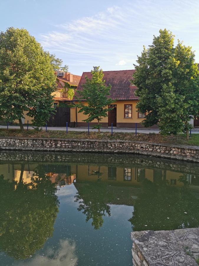 Varalja Vendeghaz Tata Zewnętrze zdjęcie